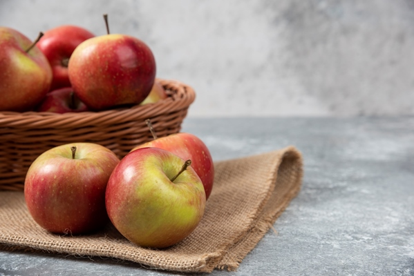 wicker basket ripe shiny apples marble surface - Шарлотка медовая