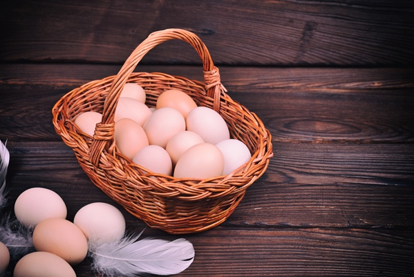 wicker basket with raw chicken eggs - Налитки