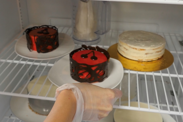woman puts sweet cake in the refrigerator cake in the fridge - Хозяйке на заметку: словарь кондитера