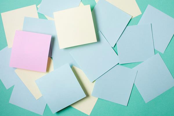 arrangement blank sticky notes - Как поминать усопших
