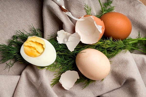 baked eggs wooden background - Грибная начинка для блинчиков