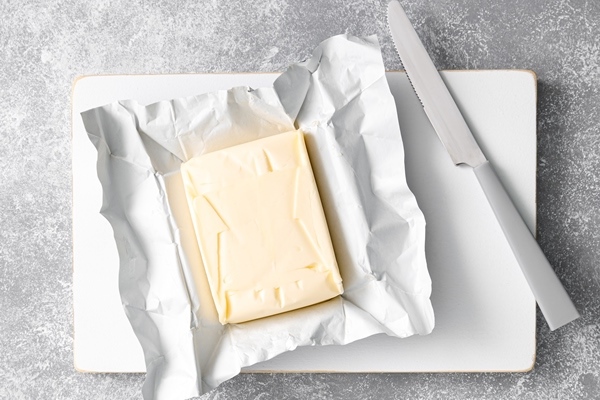 block butter with butter knife open pack - Булочки с корицей