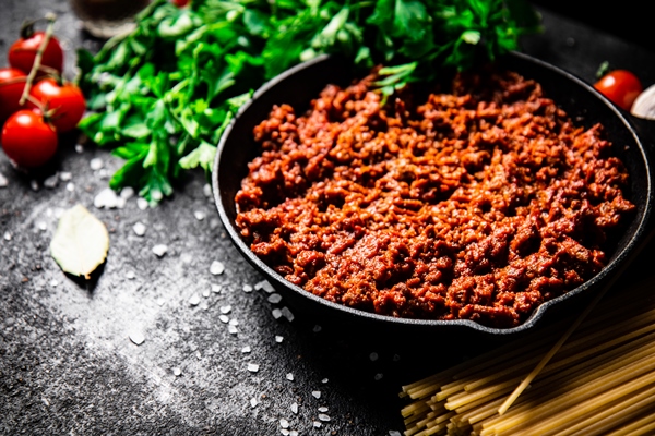 bolognese sauce frying pan with pasta dry parsley - Спагетти болоньезе, постный стол