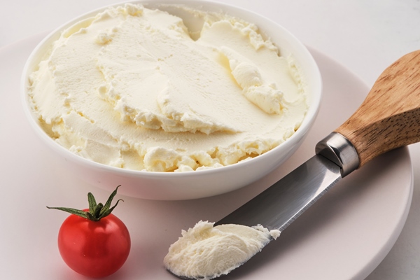 bowl cream cheese dip sauce white background breakfast - Запеканка из сыра и лука