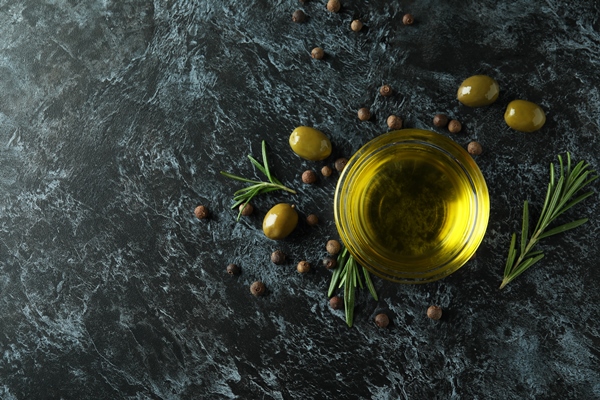 bowl olive oil olives pepper rosemary black smokey surface - Постная пицца с морепродуктами