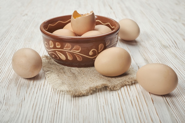 bowl raw chicken eggs wooden background - Пончики бездрожжевые