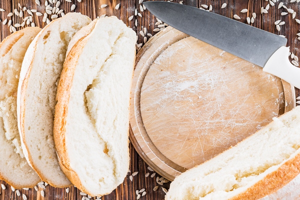 bread slices chopping board with knife - Форшмак для блинчиков