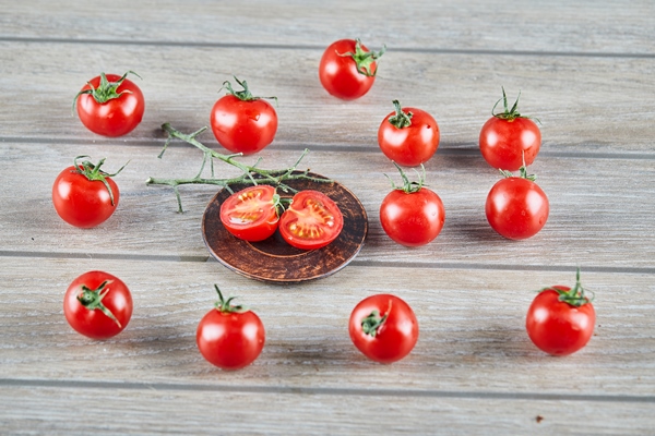bunch fresh juicy tomatoes slices tomato wooden table - Паста с креветками и помидорами