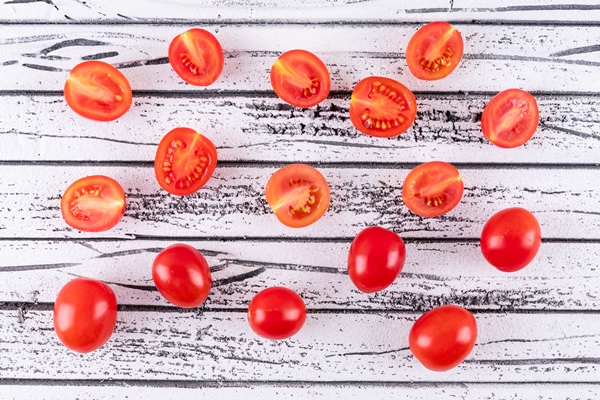 cherry tomatoes arranged row by row white wooden surface - Тосты с авокадо и помидорами черри