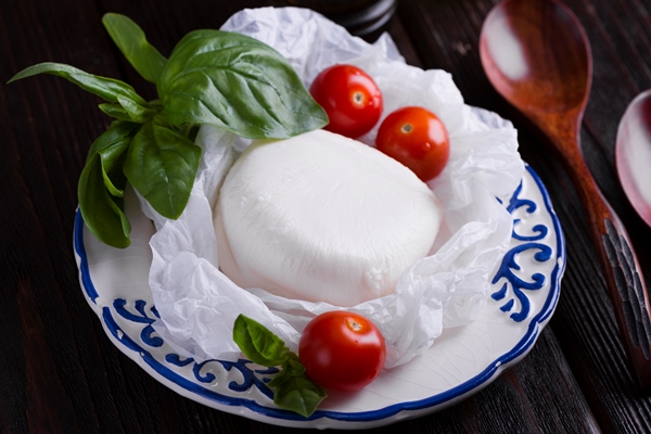 cherry tomatoes mozzarella plate - Начинка для блинчиков "Четыре сыра"