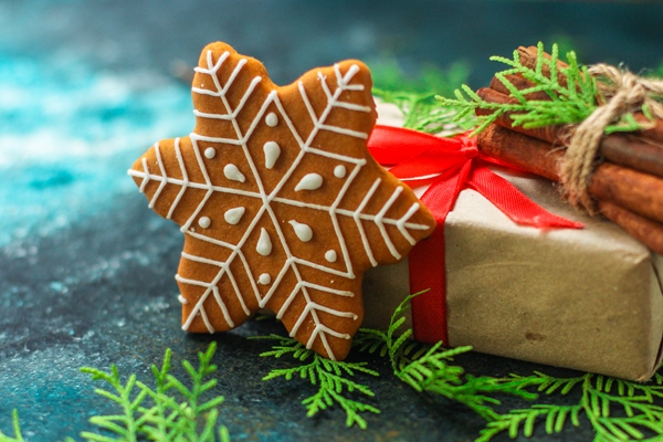 christmas gingerbread cookie blurred background - Кулинарные традиции: пряники