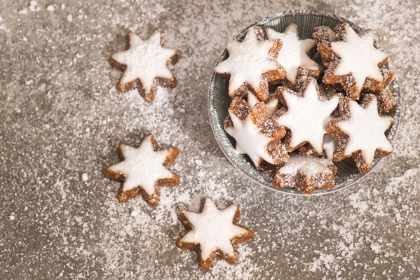 cinnamon stars traditional german christmas cookies gingerbread empty copy space - Кулинарные традиции: пряники