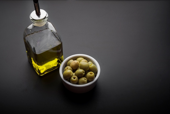 close up bowl olives olive oil kitchen worktop - Картофель по-португальски