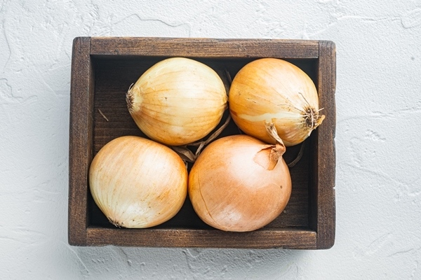 close up fesh ripe whole onions - Котлеты из нута