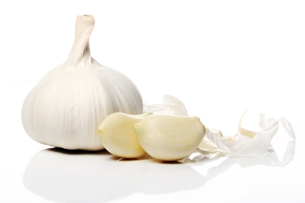 close up fresh garlic - Паштет из фасоли с манкой