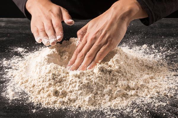 close up hands pressing flour - Постная пицца с морепродуктами