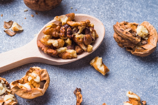 close up walnut kernel wooden spoon - Свекольно-ореховая начинка для блинчиков