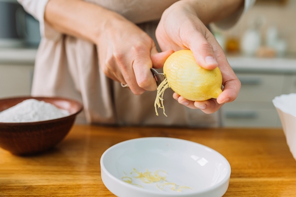 close up woman grating lemon - Постный лимонный пирог