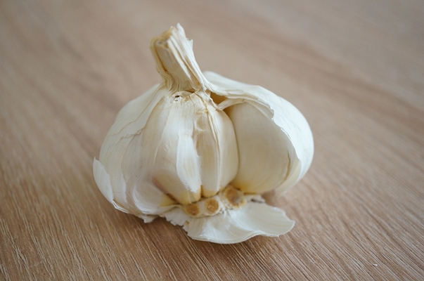 closeup shot fresh garlic wooden surface - Постные драники с яблоками