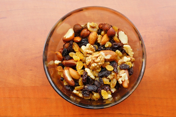 closeup shot nuts raisins mix bowl wooden surface - Кулинарные традиции: пряники