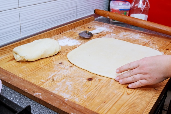cooking homemade bagels kneading dough cutting molding dough croissants - Слоёные рожки