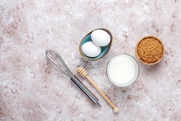 cupcake baking background with kitchen utensils - Булочки с фруктовой начинкой
