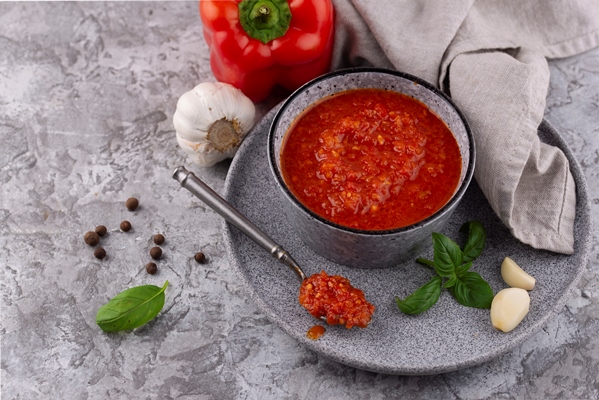 delicious bowl with sauce high angle - Спагетти болоньезе, постный стол