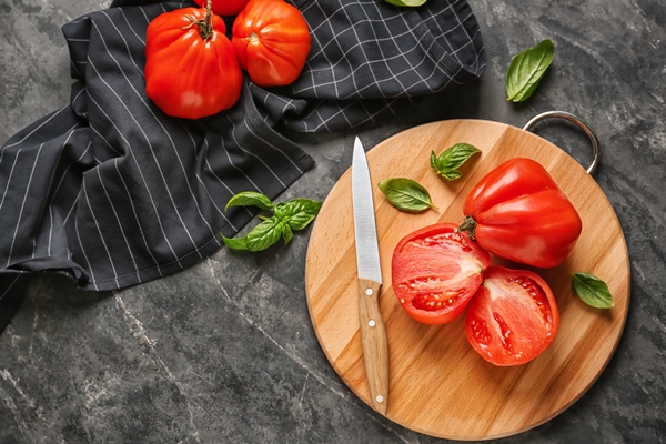 delicious tomatoes with fresh basil grey table - Спагетти болоньезе, постный стол