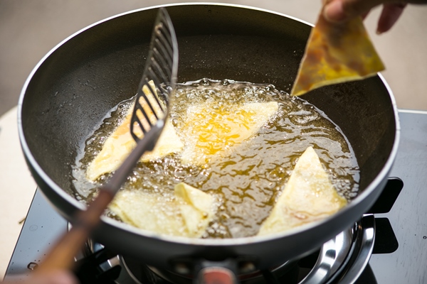 dough sheet deep frying very hot oil - Печенье "Хворост" быстрого приготовления