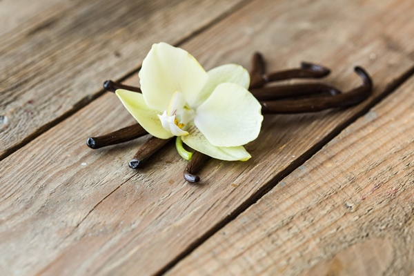 dried vanilla pods vanilla orchid wooden table - Начинка апельсиновая с ромом для блинчиков