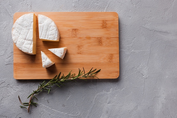 flat lay cheese composition with copyspace - Тарталетки с сырным набором и овощами