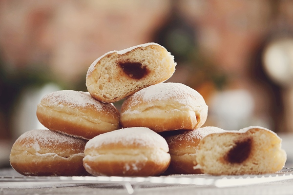 food freshly baked doughnuts table - Пончики дрожжевые с начинкой