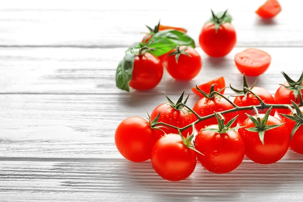 fresh cherry tomatoes wooden table closeup - Паста с форелью и овощами