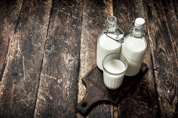 fresh cow s milk wooden background - Простые дрожжевые блины