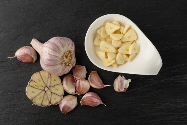 fresh garlic parts isolated - Картофель по-португальски