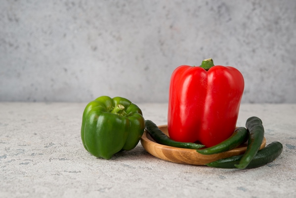 fresh juicy bell peppers gray copy space - Постная пицца с креветками, лососем и оливками