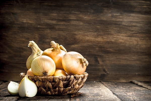 fresh onions basket wooden background - Форшмак для блинчиков
