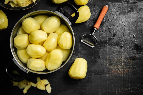 fresh peeled potatoes black background - Рассольник с шампиньонами