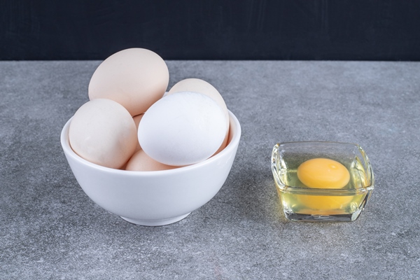 fresh white raw chicken eggs white plate - Простые дрожжевые блины
