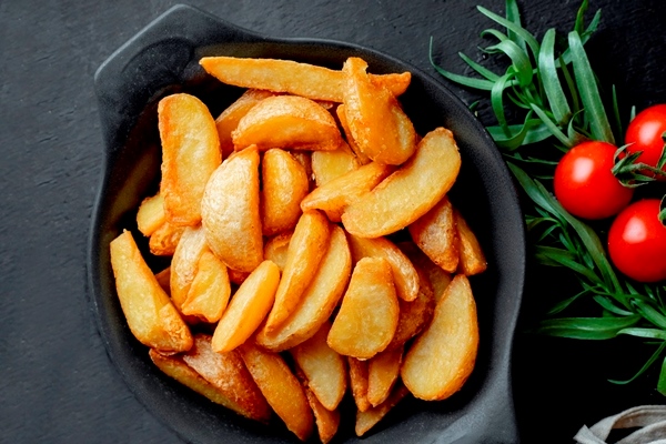 fried potatoes with tomatoes greens - Жареный картофель