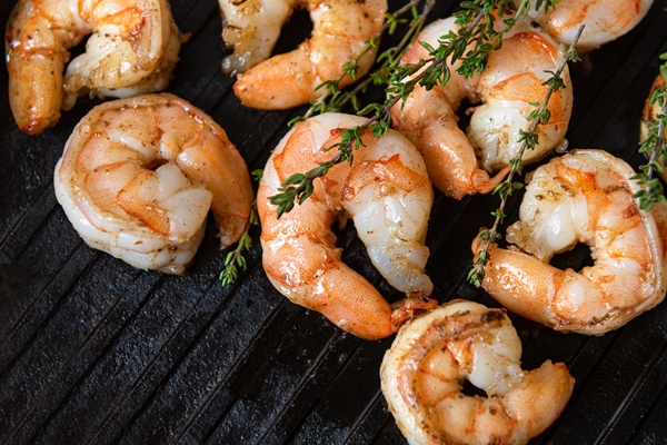fried shrimps with herbs close up view - Начинка для блинчиков с креветками