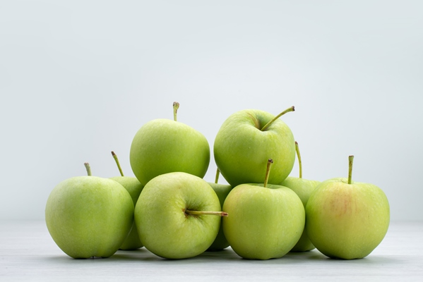 front view green apples lined grey - Постные драники с яблоками