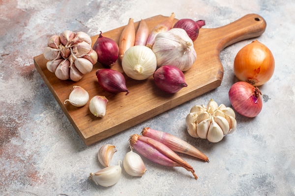 front view onions garlics fresh ingredients - Спагетти болоньезе, постный стол