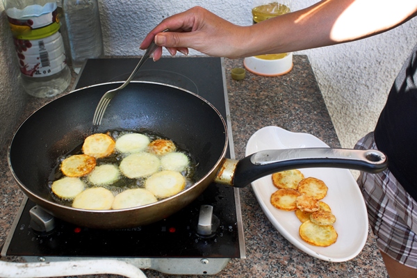 frying vegetables slices - Картофель, жаренный кружочками