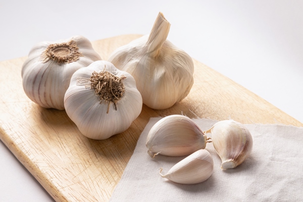 garlic cloves bulb garlic chopping block - Томатный суп в мультиварке, постный стол