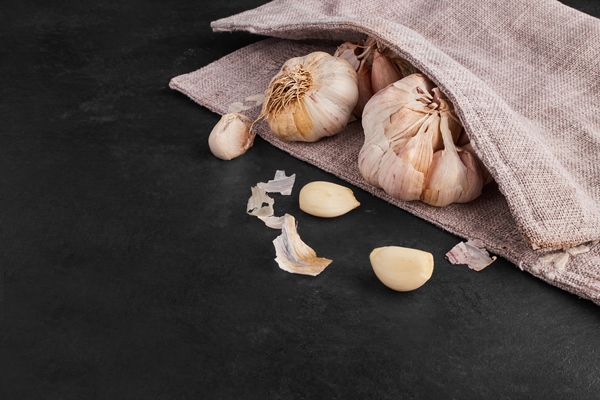garlic cloves kitchen table - Овощное рагу с брокколи и стручковой фасолью