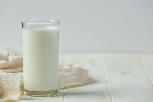 glass bottle milk white wooden surface - Пончики бездрожжевые