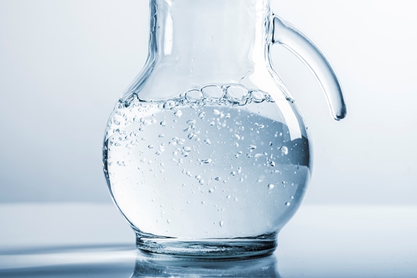 glass jar full water - Томатный сок из томатной пасты
