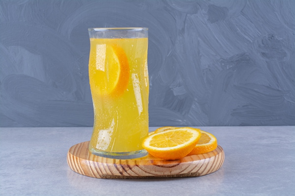 glass orange juice slice orange wooden plate marble table 1 - Лимонад с розмарином