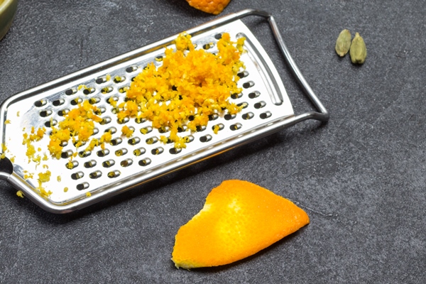 grated orange peel grater sliced orange spices table black background top view - Паста с хлебной крошкой, постный стол